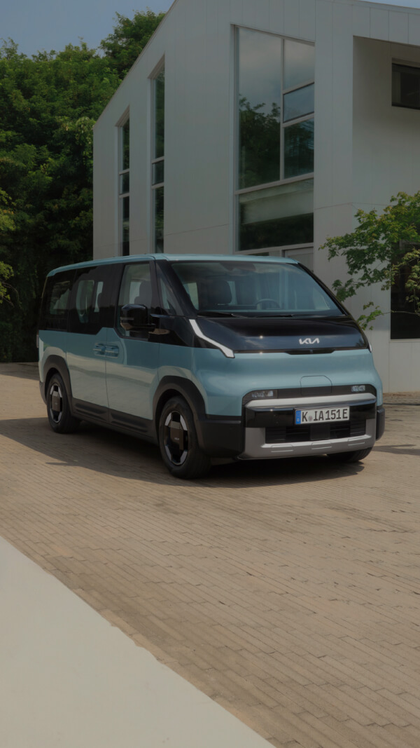 Draufsicht auf den Kia PV5 Passenger, geparkt im Freien.